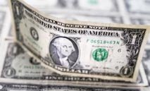 الدولار يتراجع لأكبر خسارة أسبوعية منذ يوليو مع صعود رهانات خفض الفائدة