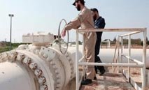 سوريا تبدأ إنشاء مصفاة جديدة وترفع طموحات إنتاج النفط إلى 200 ألف برميل يومياً