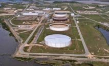 ارتفاع واسع في مخزونات النفط الأمريكية… وزيادة في استهلاك المصافي وواردات الخام