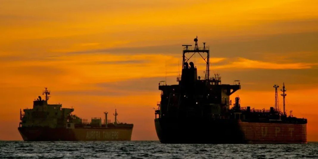 تراكم مليار برميل نفط في البحار يعكس ضغط العقوبات على الدول المنتجة