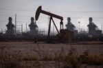 تراجع أسعار النفط مع تجدد التحركات الدبلوماسية لإنهاء حرب أوكرانيا