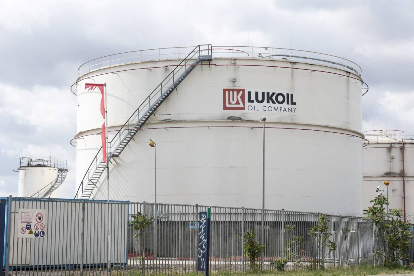 ملياردير سويدي يستحوذ على أصول "لوك أويل" الخارجية وسط العقوبات الغربية