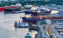 المجر‭ ‬توقع‭ ‬اتفاقية‭ ‬لتوريد‭ ‬الغاز‭ ‬مع‭ ‬‮«‬شيفرون‮»‬‭ ‬الأميركية‭ ‬رغم‭ ‬استمرار‭ ‬اعتمادها‭ ‬على‭ ‬موسكو أعلنت‭ ‬المجر‭ ‬اليوم‭ ‬الثلاثاء‭ ‬توقيع‭ ‬عقد‭ ‬توريد‭ ‬غاز‭ ‬طبيعي‭ ‬مسال‭ ‬لمدة‭ ‬خمس‭ ‬سنوات‭ ‬مع‭ ‬شركة‭ ‬شيفرون‭ ‬الأميركية،‭ ‬في‭ ‬خطوة‭ ‬تهدف‭ ‬إلى‭ ‬تنويع‭ ‬مصادر‭ ‬الطاقة،‭ ‬رغم‭ ‬استمرار‭ ‬اعتماد‭ ‬البلاد‭ ‬الكبير‭ ‬على‭ ‬روسيا‭.‬ وتعد‭ ‬المجر،‭ ‬الواقعة‭ ‬في‭ ‬وسط‭ ‬أوروبا‭ ‬ويبلغ‭ ‬عدد‭ ‬سكانها‭ ‬9‭.‬5‭ ‬مليون‭ ‬نسمة،‭ ‬من‭ ‬أقرب‭ ‬حلفاء‭ ‬الكرملين‭ ‬داخل‭ ‬الاتحاد‭ ‬الأوروبي‭ ‬منذ‭ ‬الغزو‭ ‬الروسي‭ ‬لأوكرانيا‭ ‬في‭ ‬2022،‭ ‬وقد‭ ‬قاومت‭ ‬دعوات‭ ‬بروكسل‭ ‬وواشنطن‭ ‬لتقليل‭ ‬اعتمادها‭ ‬على‭ ‬الغاز‭ ‬الروسي‭.‬ وخلال‭ ‬لقاء‭ ‬مع‭ ‬الرئيس‭ ‬الروسي‭ ‬فلاديمير‭ ‬بوتين‭ ‬الشهر‭ ‬الماضي،‭ ‬تعهد‭ ‬رئيس‭ ‬الحكومة‭ ‬المجري،‭ ‬فيكتور‭ ‬أوربان،‭ ‬بمواصلة‭ ‬استيراد‭ ‬المحروقات‭ ‬الروسية،‭ ‬على‭ ‬الرغم‭ ‬من‭ ‬خطة‭ ‬الاتحاد‭ ‬الأوروبي‭ ‬لحظر‭ ‬واردات‭ ‬الغاز‭ ‬الروسي‭ ‬بالكامل‭ ‬قبل‭ ‬نهاية‭ ‬2027‭.‬ وينص‭ ‬الاتفاق‭ ‬الجديد‭ ‬بين‭ ‬‮«‬شيفرون‮»‬‭ ‬وشركة‭ ‬الكهرباء‭ ‬المملوكة‭ ‬للدولة‭ ‬المجرية‭ ‬‮«‬إم‭ ‬في‭ ‬إم‮»‬‭ ‬على‭ ‬تسليم‭ ‬400‭ ‬مليون‭ ‬متر‭ ‬مكعب‭ ‬من‭ ‬الغاز‭ ‬الطبيعي‭ ‬المسال‭ ‬على‭ ‬مدى‭ ‬خمس‭ ‬سنوات،‭ ‬بحسب‭ ‬وزير‭ ‬الخارجية‭ ‬المجري،‭ ‬بيتر‭ ‬سيارتو‭.‬ وفي‭ ‬الأشهر‭ ‬الأخيرة،‭ ‬وقعت‭ ‬‮«‬إم‭ ‬في‭ ‬إم‮»‬‭ ‬أيضاً‭ ‬عقوداً‭ ‬مع‭ ‬شركات‭ ‬عالمية‭ ‬أخرى،‭ ‬منها‭ ‬‮«‬شل‮»‬‭ ‬البريطانية‭ ‬و»إنجي‮»‬‭ ‬الفرنسية‭ ‬و»سوكار‮»‬‭ ‬الأذربيجانية،‭ ‬ما‭ ‬سيمكن‭ ‬المجر‭ ‬من‭ ‬استيراد‭ ‬نحو‭ ‬1‭.‬4‭ ‬مليار‭ ‬متر‭ ‬مكعب‭ ‬سنوياً‭ ‬من‭ ‬الغاز‭ ‬من‭ ‬مصادر‭ ‬غير‭ ‬روسية‭.‬ ومع‭ ‬ذلك،‭ ‬يظل‭ ‬عقد‭ ‬التوريد‭ ‬الطويل‭ ‬المدى‭ ‬مع‭ ‬شركة‭ ‬‮«‬غازبروم‮»‬‭ ‬الروسية‭ ‬قائماً‭ ‬حتى‭ ‬2026،‭ ‬ويتيح‭ ‬استيراد‭ ‬4‭.‬5‭ ‬مليار‭ ‬متر‭ ‬مكعب‭ ‬سنوياً،‭ ‬مع‭ ‬وجود‭ ‬اتفاقيات‭ ‬توريد‭ ‬إضافية‭ ‬تم‭ ‬إبرامها‭ ‬خلال‭ ‬السنوات‭ ‬الأخيرة‭. ‬وقد‭ ‬بلغ‭ ‬إجمالي‭ ‬الغاز‭ ‬الروسي‭ ‬المستورد‭ ‬نحو‭ ‬7‭ ‬ملايين‭ ‬متر‭ ‬مكعب‭ ‬بحلول‭ ‬نهاية‭ ‬نوفمبر‭ ‬2025،‭ ‬فيما‭ ‬استهلكت‭ ‬البلاد‭ ‬نحو‭ ‬8.5‭ ‬مليار‭ ‬متر‭ ‬مكعب‭ ‬العام‭ ‬الماضي‭.‬