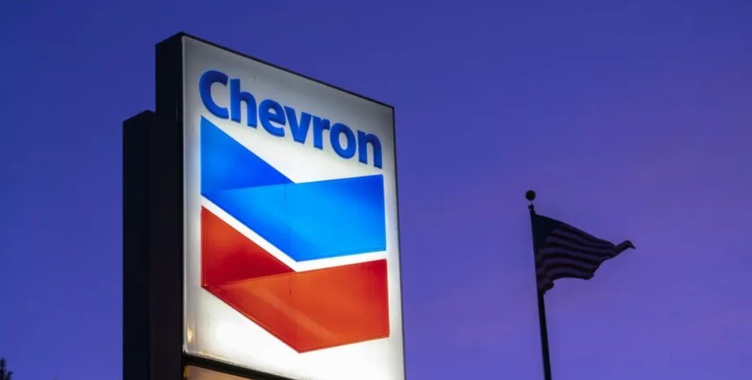 رغم التحذيرات الأميركية.. "شيفرون" تواصل نقل موظفيها جواً للإشراف على إنتاج النفط في فنزويلا