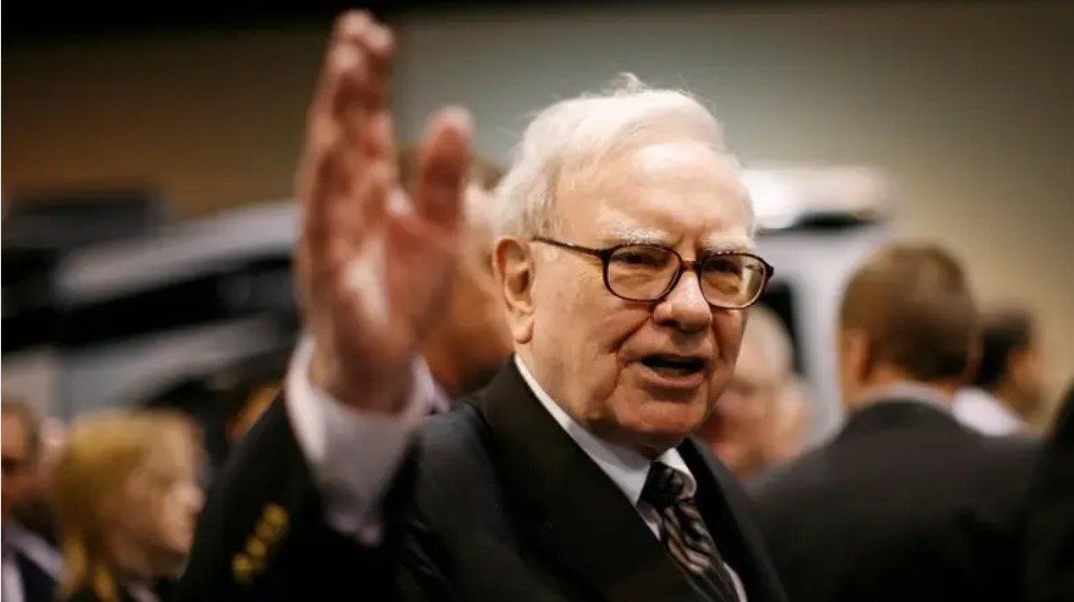 وارن بافيت يطوي صفحة القيادة في بيركشاير.. وول ستريت أمام مرحلة جديدة بلا «حكيم أوماها»