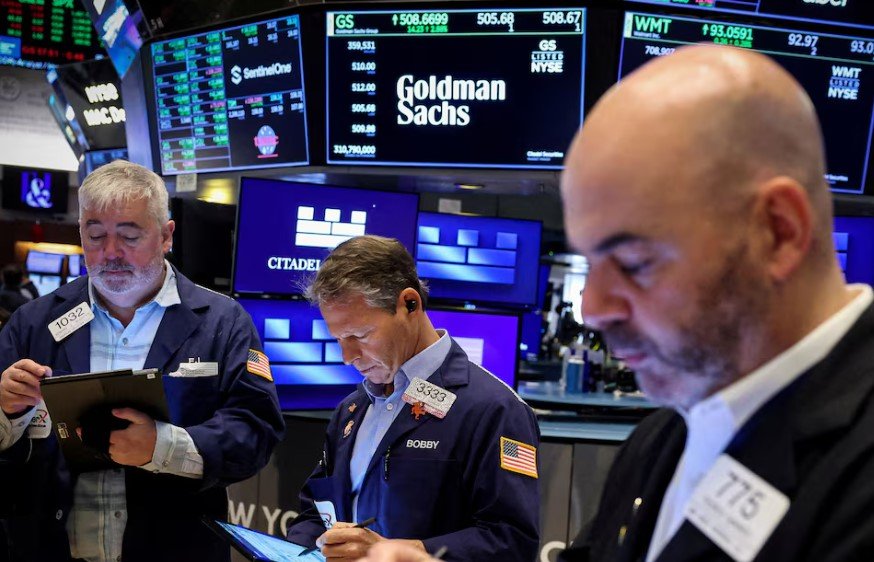 وول ستريت ترتفع وقطاع الطاقة يقفز بعد تحرك أميركي ضد فنزويلا