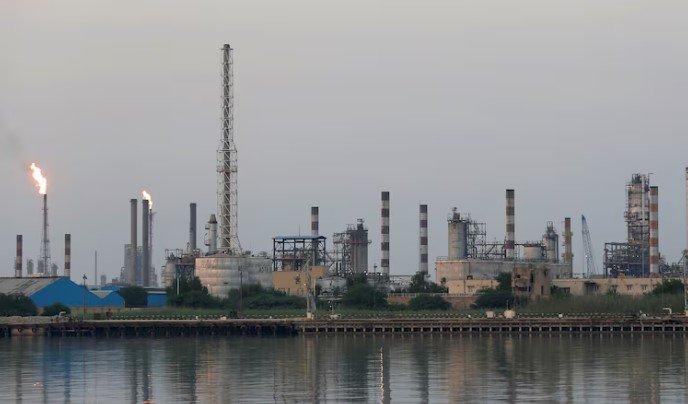 مخزونات النفط الإيراني العائمة تسجل مستوى قياسيًا غير مسبوق