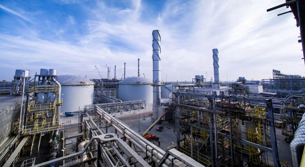 السعودية تخفض سعر الخام العربي الخفيف لآسيا إلى أدنى مستوى في نحو خمس سنوات