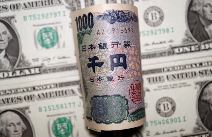 الين يتجه لتكبد خسائر لليوم الرابع وسط قوة الدولار وترقب سياسي